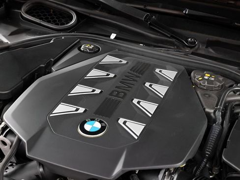 Used 2023 BMW 760i xDrive w/ Executive Package AWD/4WD image 99