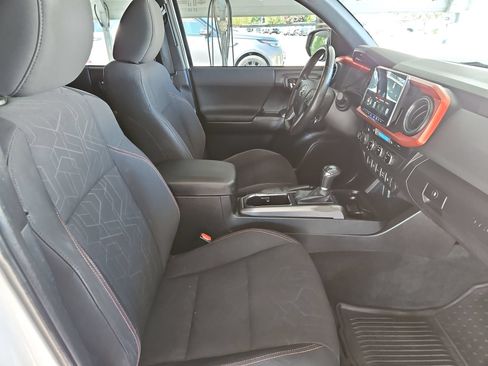 Used 2016 Toyota Tacoma TRD Sport w/ Premium & Technology Package AWD/4WD image 19