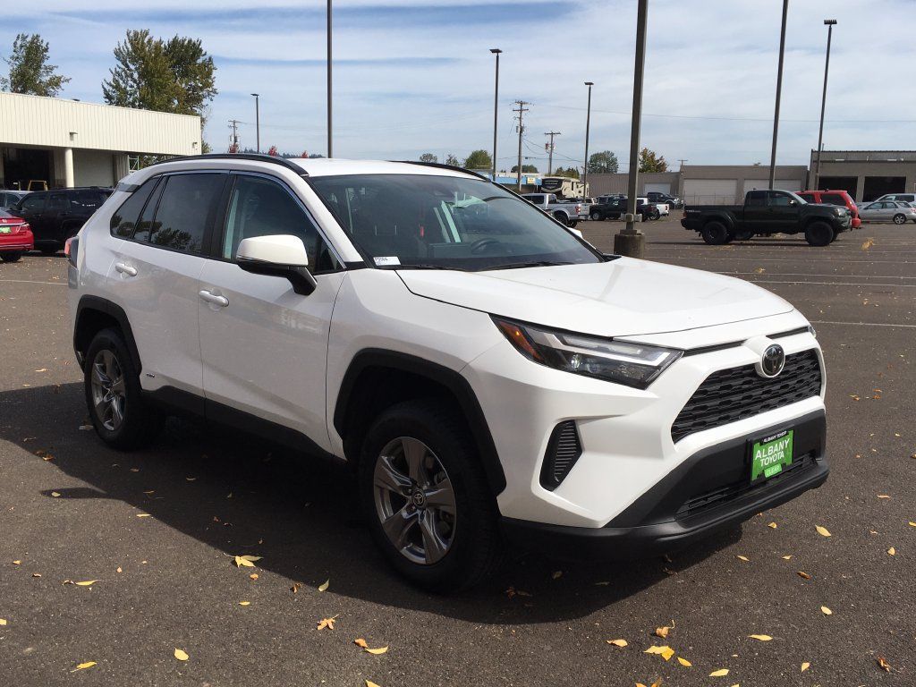 Used 2025 Toyota RAV4 XLE AWD/4WD image 10