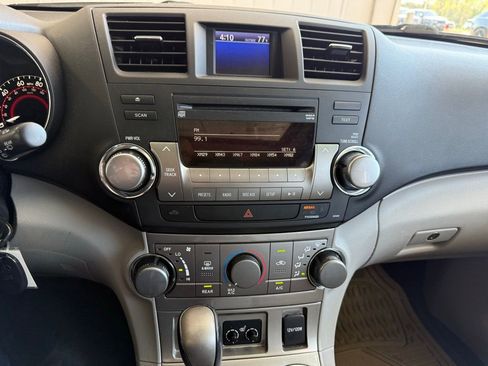 Used 2011 Toyota Highlander SE w/ Tow Pkg image 30