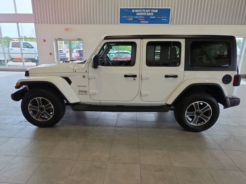 Used 2023 Jeep Wrangler Unlimited Sahara AWD/4WD image 14