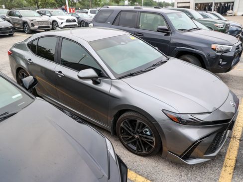 Used 2025 Toyota Camry XSE FWD image 6