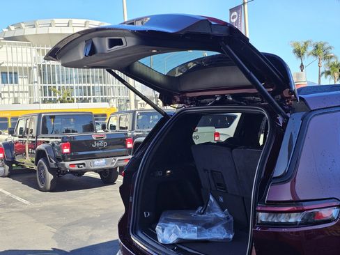 New 2025 Jeep Grand Cherokee L Altitude image 8