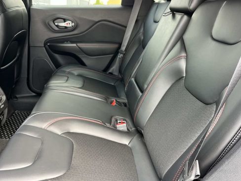 Used 2021 Jeep Cherokee Trailhawk AWD/4WD image 24