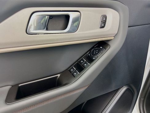 Used 2025 Ford Explorer Active image 23