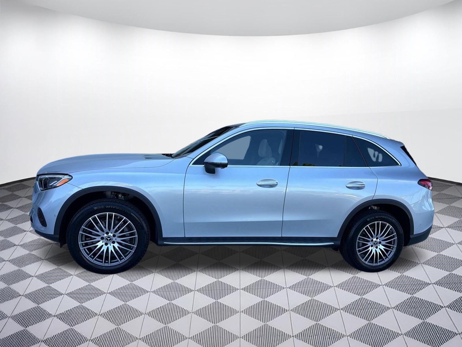 Used 2026 Mercedes-Benz GLC 300 image 2