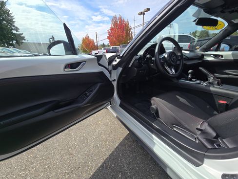 Used 2016 MAZDA MX-5 Miata Club RWD image 15