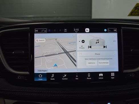 Used 2023 Chrysler Pacifica Limited image 21