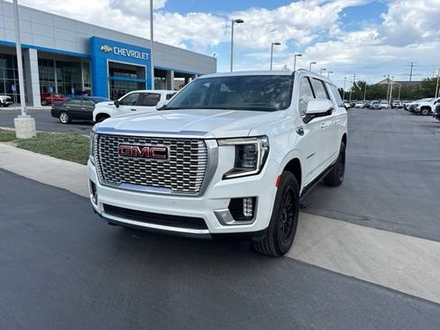 Used 2023 GMC Yukon XL Denali AWD/4WD image 2