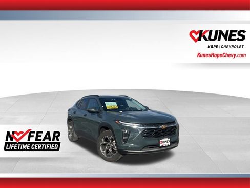 Used 2025 Chevrolet Trax LT image 1