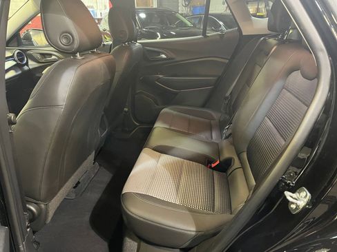 Used 2025 Chevrolet Trax LT w/ LT Convenience Package image 24