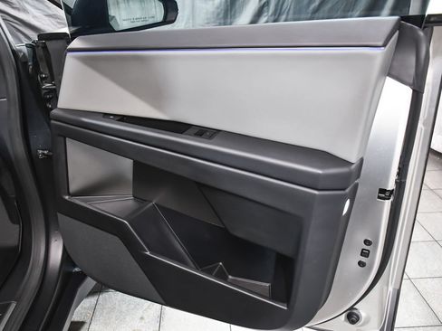 Used 2025 Tesla Cybertruck AWD Crew Cab image 21