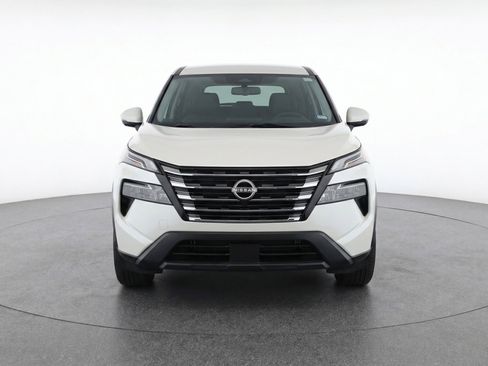 Used 2025 Nissan Rogue SV image 2