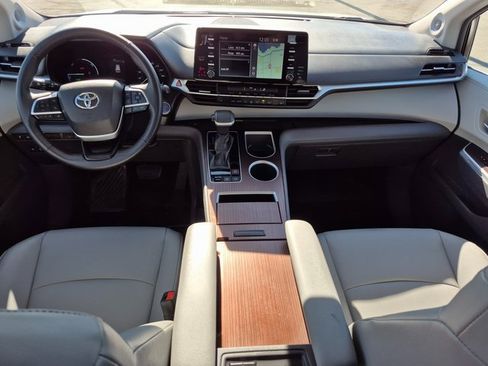 Used 2022 Toyota Sienna XLE image 18