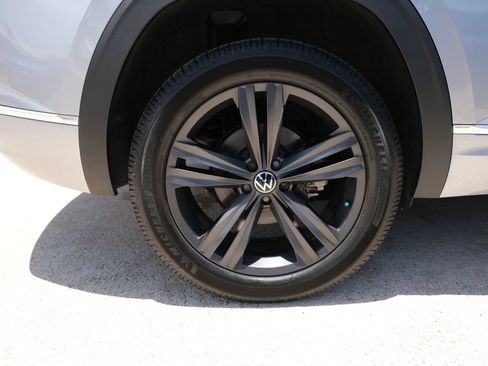 Used 2020 Volkswagen Atlas Cross Sport SE w/ Panoramic Sunroof Package FWD image 20