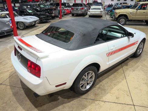 Used 2005 Ford Mustang Premium image 29