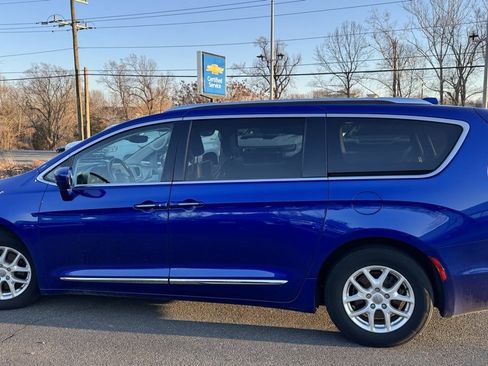 Used 2020 Chrysler Pacifica Touring-L image 15
