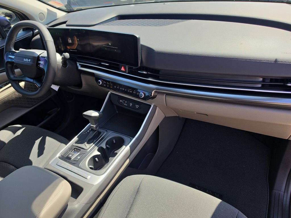 New 2027 Kia Carnival LX FWD image 11