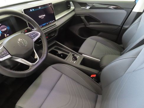 New 2026 Volkswagen Tiguan SE FWD image 22