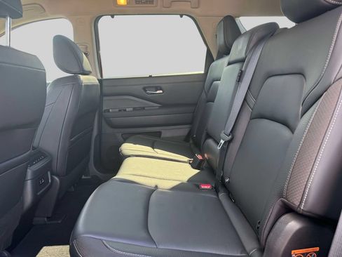 Used 2022 Nissan Pathfinder SL AWD/4WD image 11