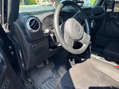 Used 2017 Jeep Wrangler Unlimited Rubicon w/ Connectivity Group AWD/4WD image 11