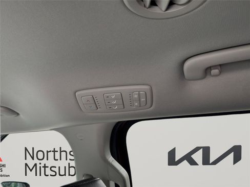 Used 2022 Kia Carnival LX FWD image 17