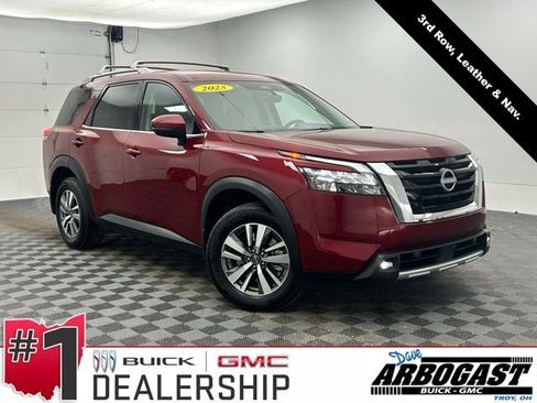 Used 2025 Nissan Pathfinder SL image 1