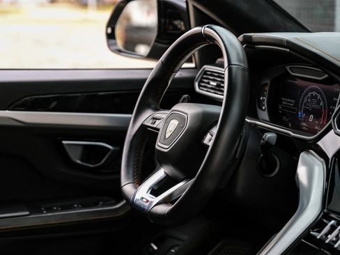 Used 2020 Lamborghini Urus image 12