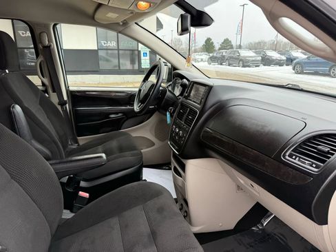 Used 2019 Dodge Grand Caravan SE w/ UConnect Hands-Free Group image 28