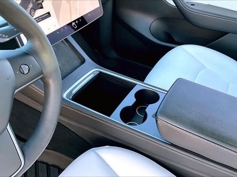 Used 2021 Tesla Model Y Long Range image 16