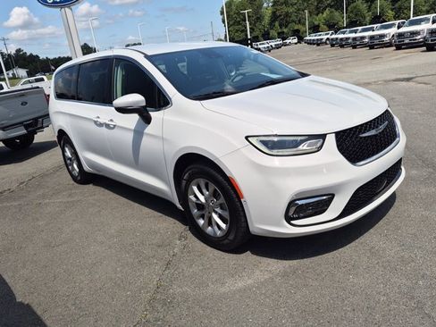 Used 2023 Chrysler Pacifica Touring-L AWD/4WD image 1