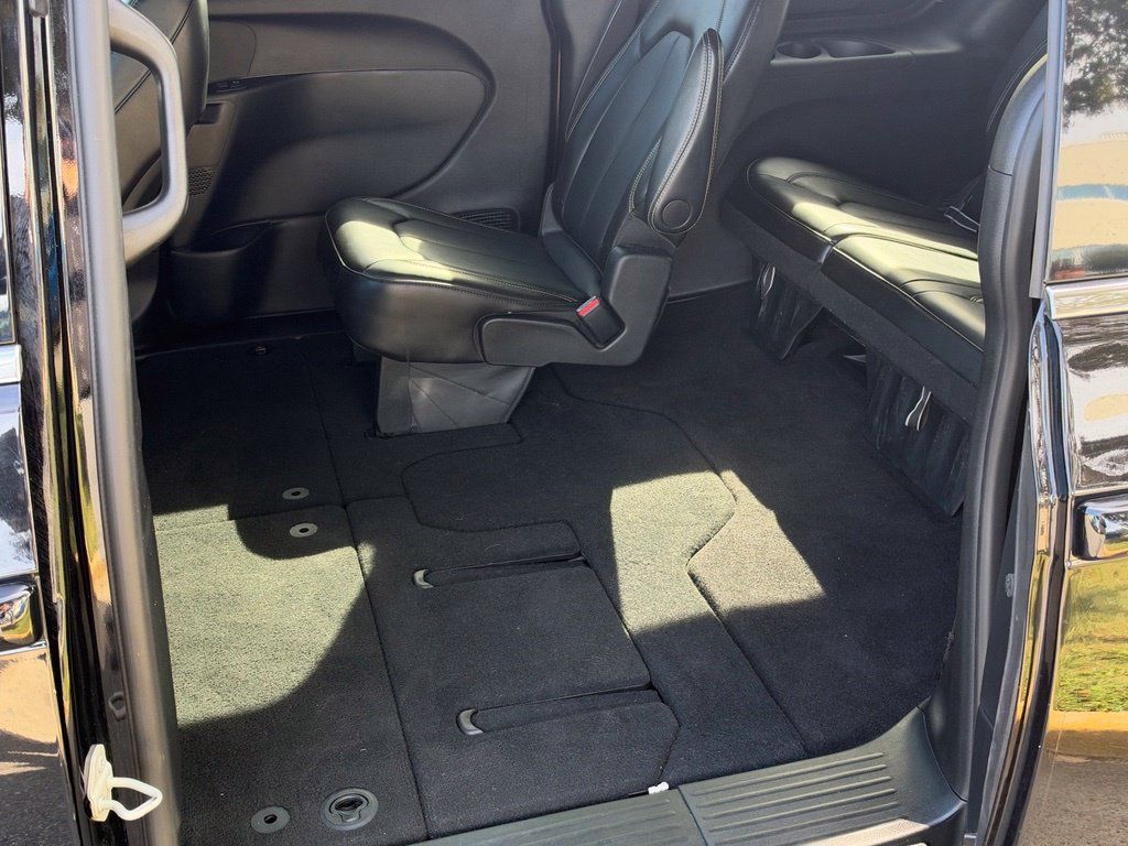 Used 2025 Chrysler Pacifica Select FWD image 36