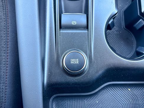 Used 2025 Ford Explorer Active AWD/4WD image 38