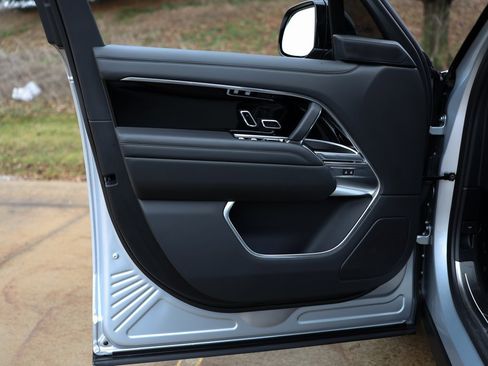 Used 2025 Land Rover Range Rover SE image 35