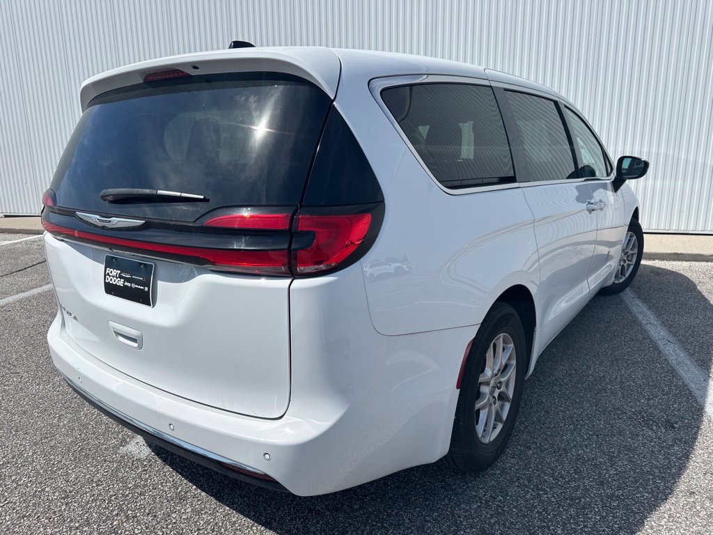 Used 2024 Chrysler Pacifica Touring-L FWD image 6