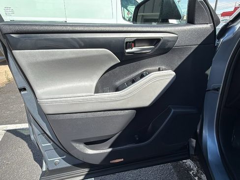 Used 2021 Toyota Highlander XLE AWD/4WD image 9