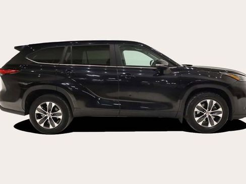 Used 2023 Toyota Highlander XLE image 4