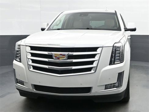 Used 2019 Cadillac Escalade Luxury image 3