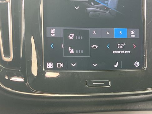 Used 2023 Volvo XC40 B5 Core w/ Convenience Package image 18