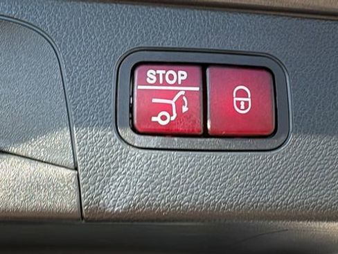 Used 2018 Mercedes-Benz GLC 300 4MATIC image 26