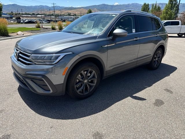 Used 2023 Volkswagen Tiguan SE w/ Panoramic Sunroof Package FWD image 1