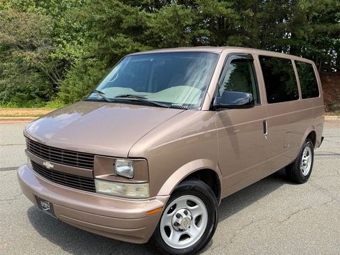 Used 2005 Chevrolet Astro Passenger RWD image 1
