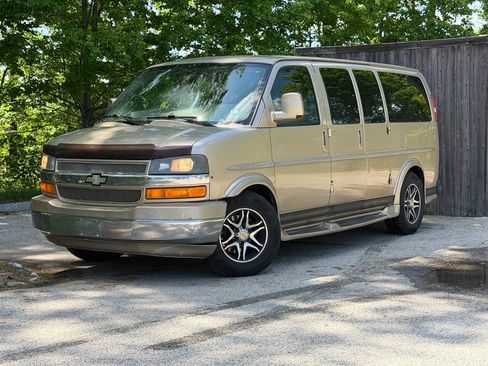 Used 2010 Chevrolet Express 1500 w/ Preferred Equipment Group RWD image 1