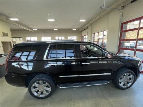 Used 2020 Cadillac Escalade Luxury AWD/4WD image 8