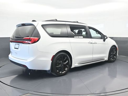 Used 2023 Chrysler Pacifica Touring-L w/ S Appearance Package image 6