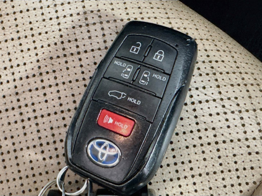 Used 2022 Toyota Sienna Limited FWD image 40
