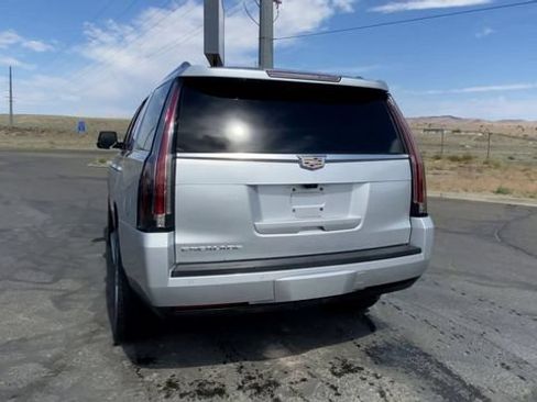 Used 2018 Cadillac Escalade Luxury AWD/4WD image 7