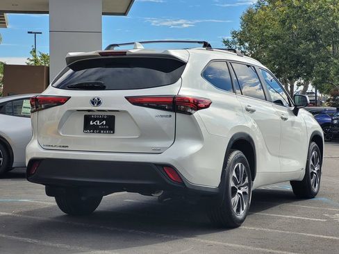Used 2023 Toyota Highlander XLE AWD/4WD image 4