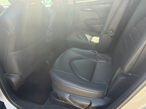 Used 2023 Toyota Highlander XLE AWD/4WD image 12