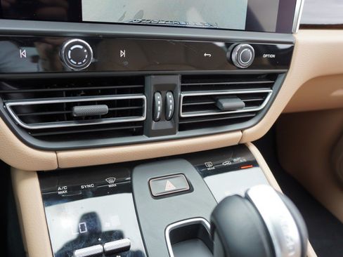 Used 2025 Porsche Macan AWD/4WD image 19